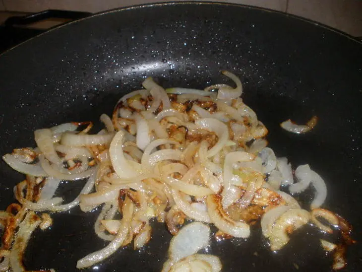 Две закуски для вечеринки. канапе с салатом и паштет из яиц со вкусом печени.: шаг 4