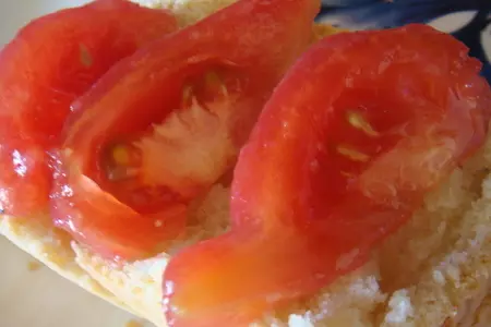 Закуска из творога с томатами и рыбкой: шаг 4
