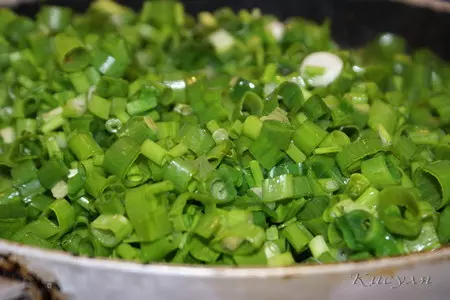 Быстрый (заливной) пирог с зелёным луком и яйцом: шаг 1