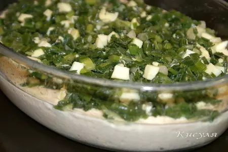 Быстрый (заливной) пирог с зелёным луком и яйцом: шаг 4