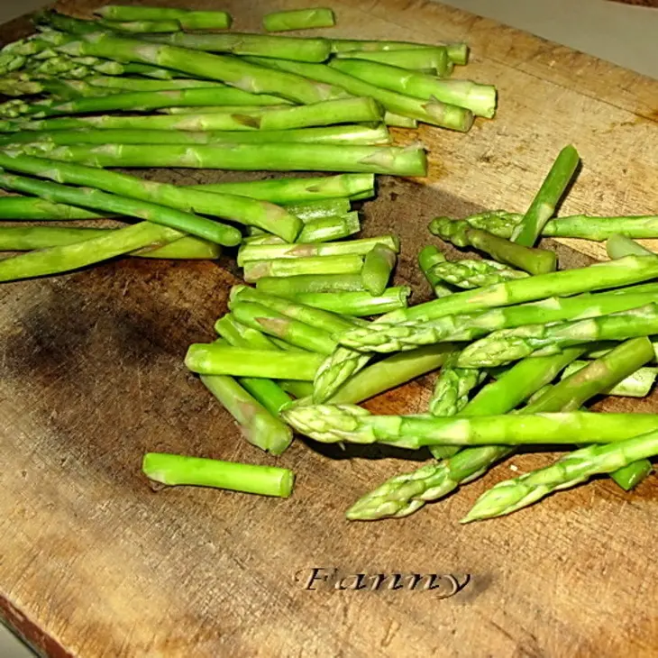 Теплый салат из спаржи с курагой: шаг 2