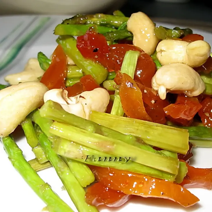 Теплый салат из спаржи с курагой: шаг 6