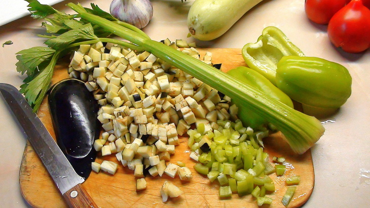Овощное рагу в домашнем слоёном тесте. пирог с тушёными овощами.: шаг 7