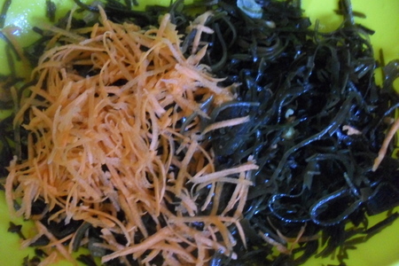 Салат из морской капусты с красной рыбой: шаг 4