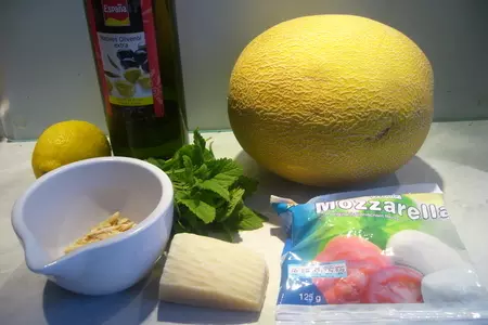Дынное капрезе с мелисовым песто: шаг 1