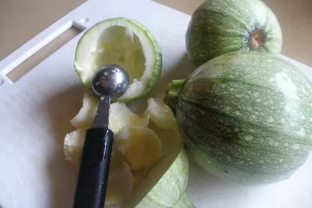 Кабачки, фаршированные перловкой: шаг 1