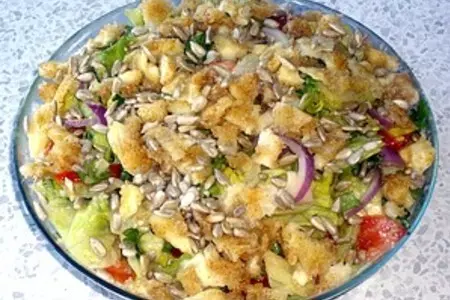 Салат  с сырными гренками в соусе из авокадо: шаг 7