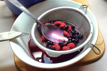 Суфле из садовых ягод со сгущённым молоком. летний десерт!: шаг 3
