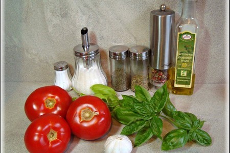 Пицца кальцоне с моццареллой, домашним томатным соусом и шпинатом "грибное лукошко" (дуэльная).: шаг 1