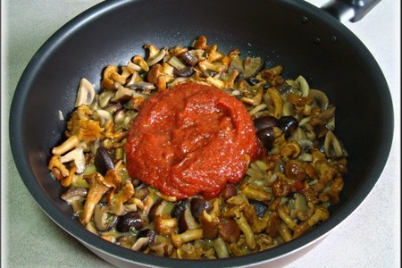 Пицца кальцоне с моццареллой, домашним томатным соусом и шпинатом "грибное лукошко" (дуэльная).: шаг 12
