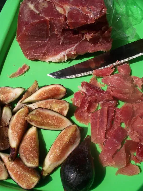 Fig and prosciutto pizza /  пицца с инжиром и прошюто на без дрожжевом тесте "пяти минутка" дуэль!: шаг 8