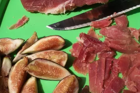Fig and prosciutto pizza /  пицца с инжиром и прошюто на без дрожжевом тесте "пяти минутка" дуэль!: шаг 8