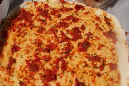Fig and prosciutto pizza /  пицца с инжиром и прошюто на без дрожжевом тесте "пяти минутка" дуэль!: шаг 10