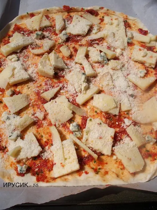 Fig and prosciutto pizza /  пицца с инжиром и прошюто на без дрожжевом тесте "пяти минутка" дуэль!: шаг 11