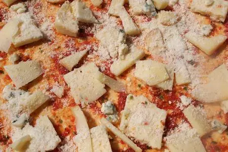 Fig and prosciutto pizza /  пицца с инжиром и прошюто на без дрожжевом тесте "пяти минутка" дуэль!: шаг 11