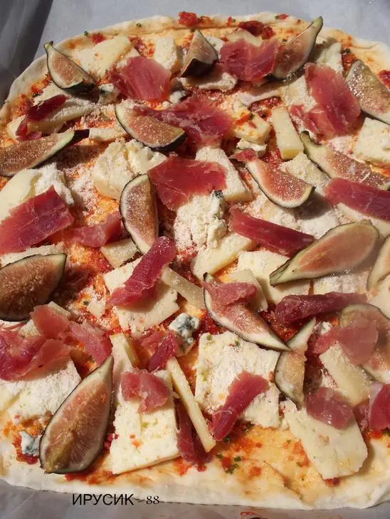 Fig and prosciutto pizza /  пицца с инжиром и прошюто на без дрожжевом тесте "пяти минутка" дуэль!: шаг 12