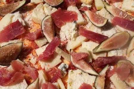 Fig and prosciutto pizza /  пицца с инжиром и прошюто на без дрожжевом тесте "пяти минутка" дуэль!: шаг 12