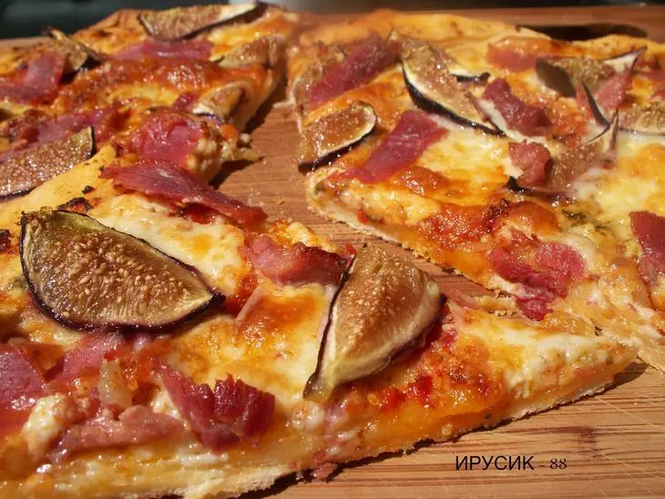 Fig and prosciutto pizza /  пицца с инжиром и прошюто на без дрожжевом тесте "пяти минутка" дуэль!: шаг 13