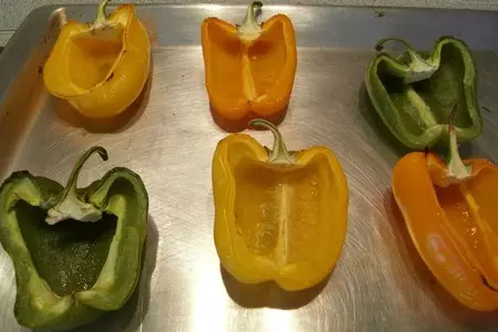 Печеная паприка фаршированная авокадо с морепродуктами. (дуэль): шаг 7