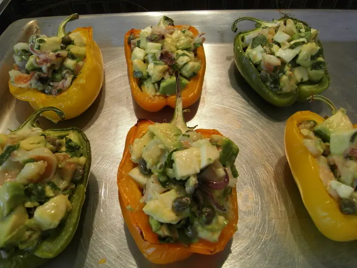 Печеная паприка фаршированная авокадо с морепродуктами. (дуэль): шаг 8