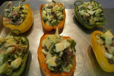 Печеная паприка фаршированная авокадо с морепродуктами. (дуэль): шаг 8