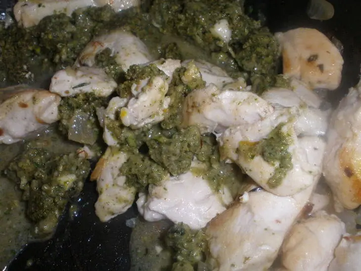 Ароматная курочка с зеленью, шафраном и кедровыми орешками: шаг 4