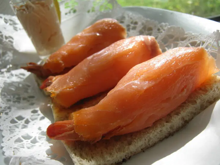 Рулетики из сёмги с креветкой - salmon roll.: шаг 7