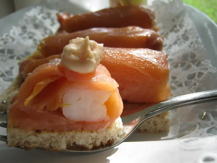 Рулетики из сёмги с креветкой - salmon roll.: шаг 9