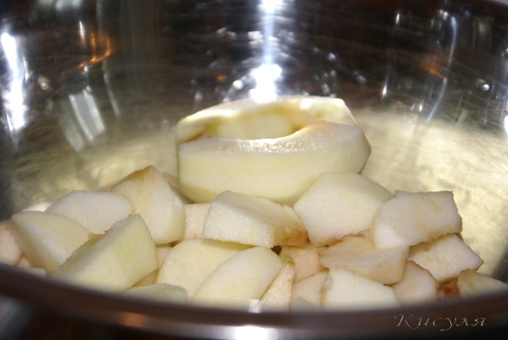 Салат из огурцов и яблок в медовом маринаде: шаг 1