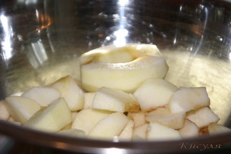 Салат из огурцов и яблок в медовом маринаде: шаг 1
