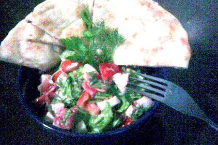 Салат с рукколой, ветчиной и помидорами и пресные дрожжевые лепешки к нему: шаг 5