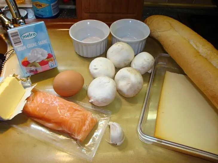 Жульен из лосося с сырными гренками: шаг 1