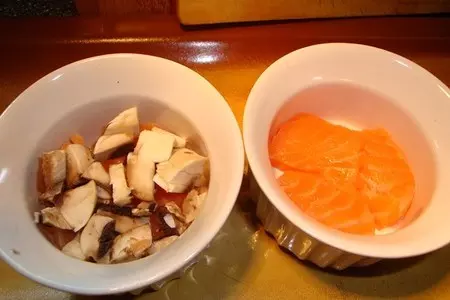 Жульен из лосося с сырными гренками: шаг 2