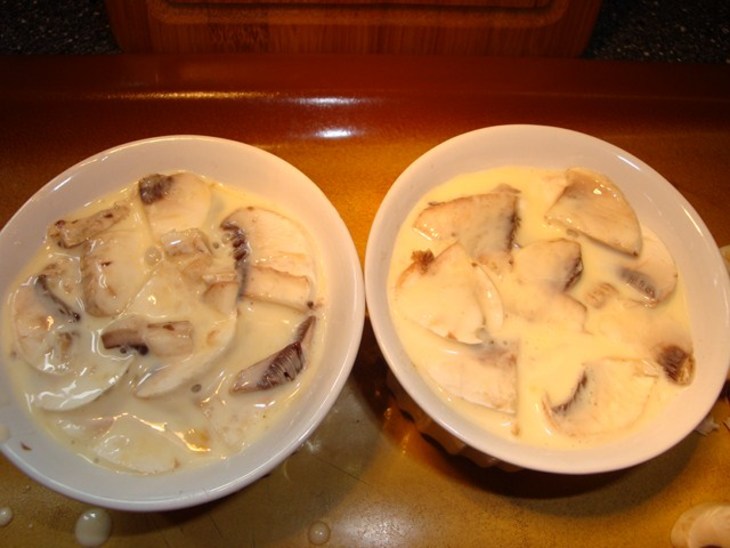 Жульен из лосося с сырными гренками: шаг 3