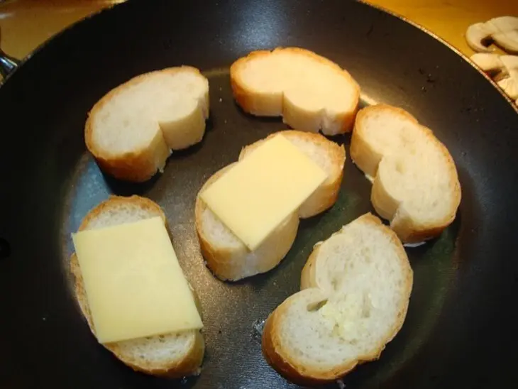 Жульен из лосося с сырными гренками: шаг 4