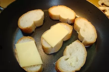 Жульен из лосося с сырными гренками: шаг 4