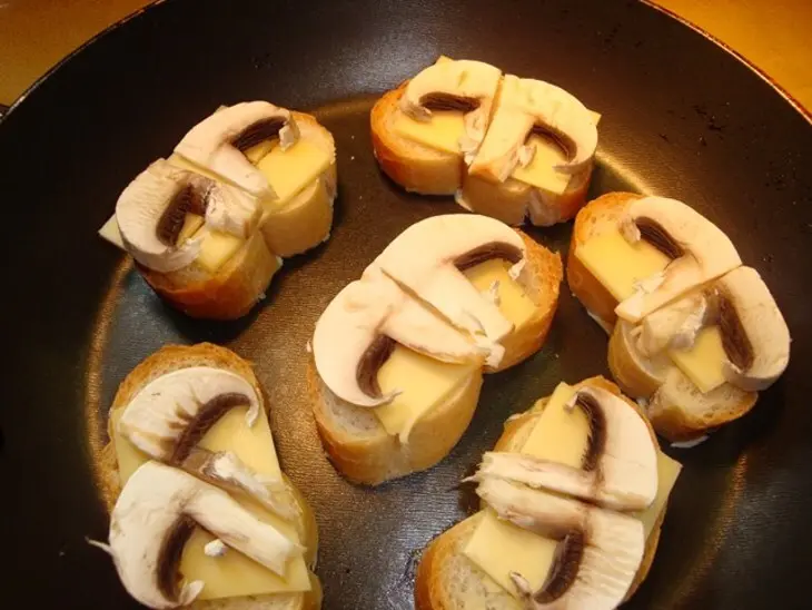 Жульен из лосося с сырными гренками: шаг 5