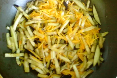 Фунчоза с баклажанами и курицей: шаг 3