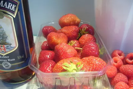 Rumtopf - ягоды в роме: шаг 1