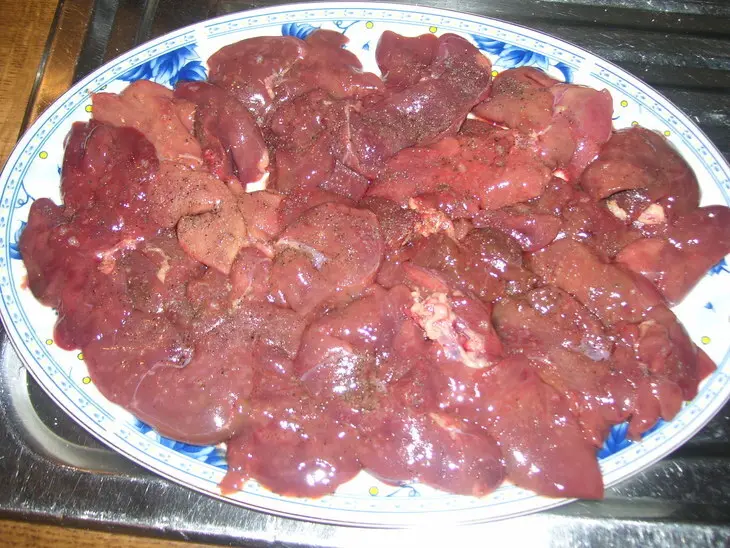 Салат свекольный  с куриной печенью, горячий: шаг 1