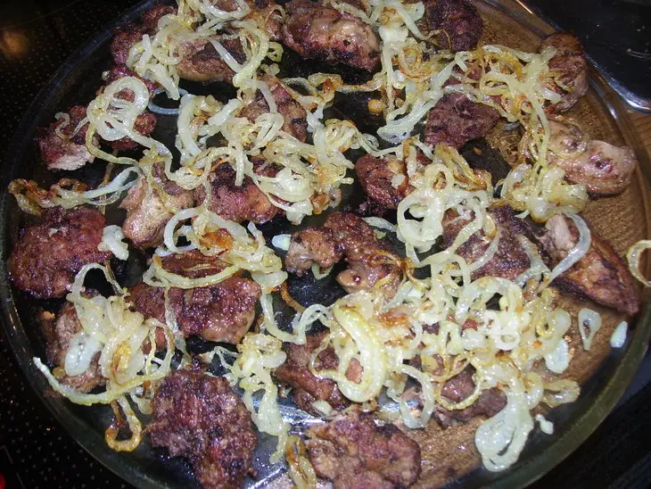 Салат свекольный  с куриной печенью, горячий: шаг 2