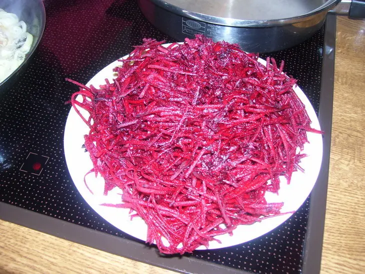 Салат свекольный  с куриной печенью, горячий: шаг 3