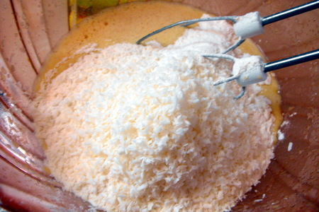 Вишневый пирог с кардамоном, корицей под кокосовой крошкой: шаг 2