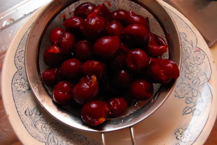 Вишневый пирог с кардамоном, корицей под кокосовой крошкой: шаг 4