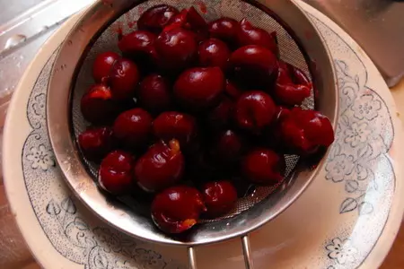 Вишневый пирог с кардамоном, корицей под кокосовой крошкой: шаг 4