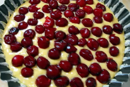 Вишневый пирог с кардамоном, корицей под кокосовой крошкой: шаг 5