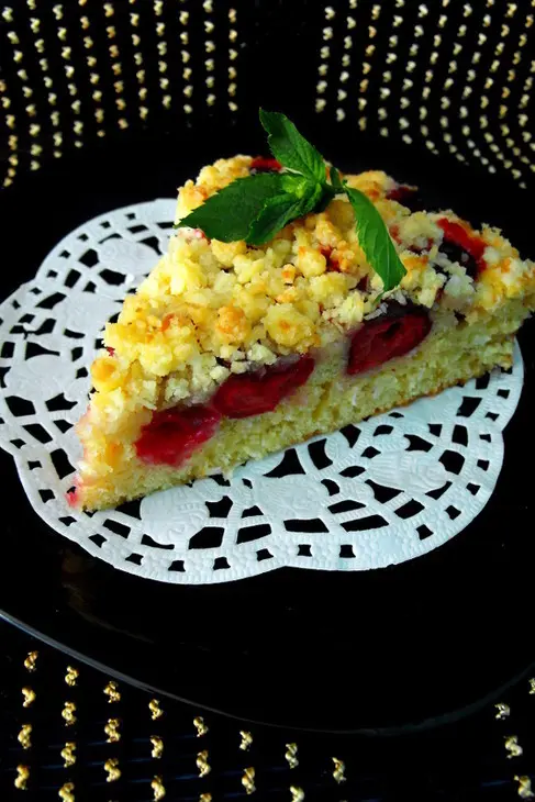Вишневый пирог с кардамоном, корицей под кокосовой крошкой: шаг 8