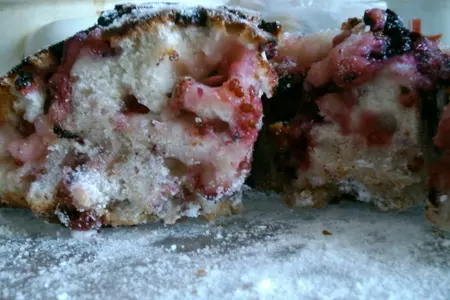 Шарлотка с красной и чёрной смородиной: шаг 2