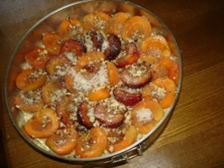 Творожный пирог со сливами и абрикосами "безделушка": шаг 3