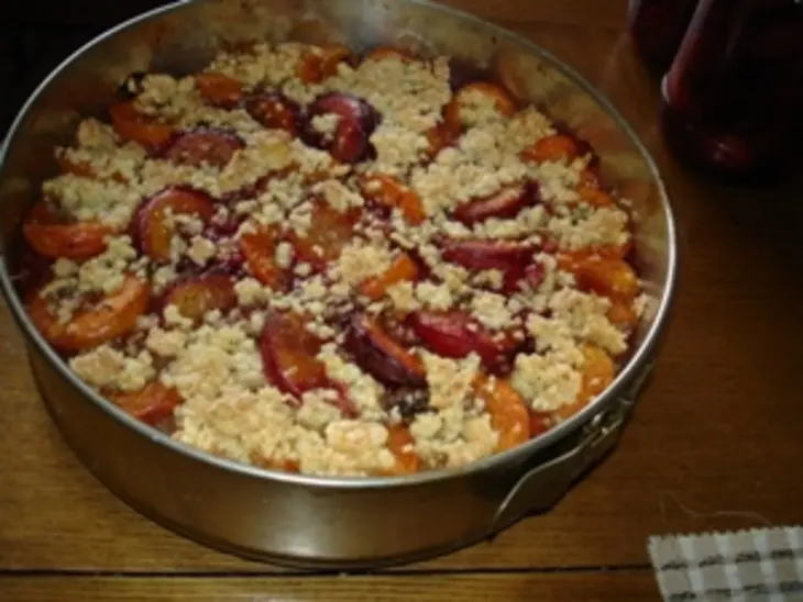 Творожный пирог со сливами и абрикосами "безделушка": шаг 4